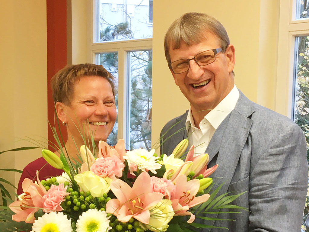 Dr. Ingo Seidemann gratuliert Sabine Jahn zum Jubiläum.